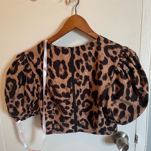 leopard print crop top with puffed sleeves by Misguided - Picture 3 of 3